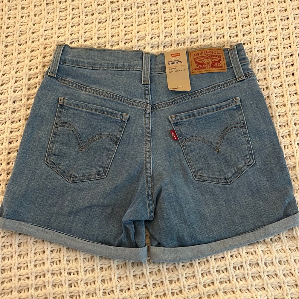 NWT Levi’s Mid Length Shorts Size 26